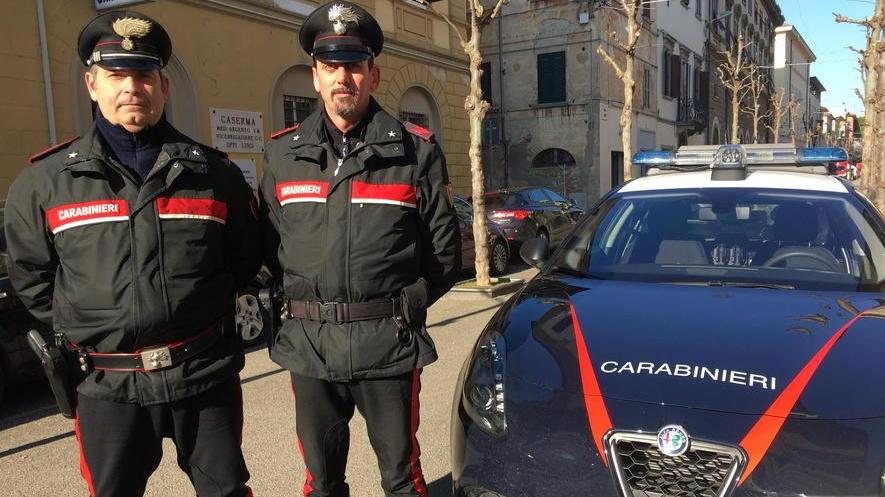 Carabinieri spengono incendio in un’abitazione di via Rossini