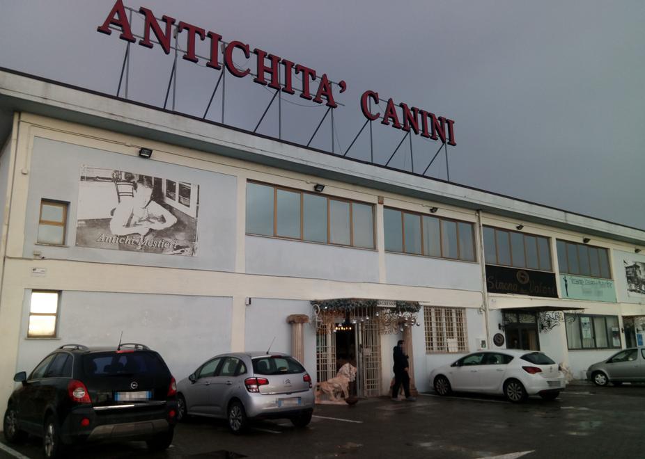 Riconosce e insegue il ladro che lo denuncia per minacce 