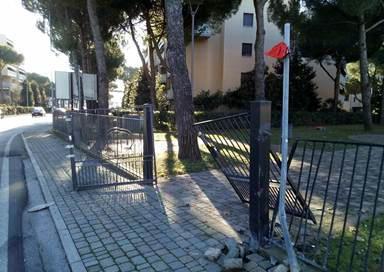 Distrutto il cancello del parco dedicato alle vittime della strage