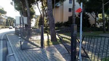 Distrutto il cancello del parco dedicato alle vittime della strage