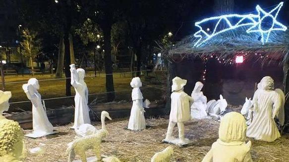 Presepe di cartapesta in piazza