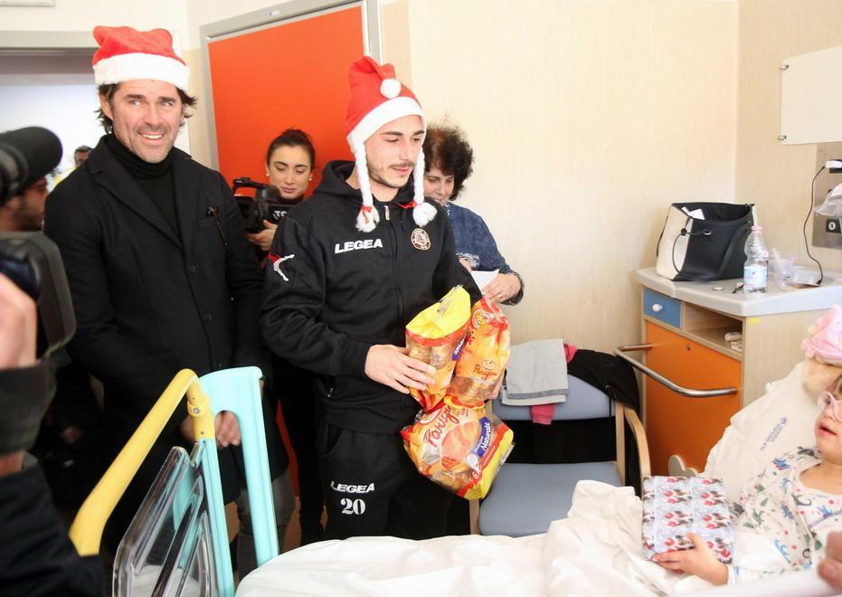 La squadra a Pediatria vestita da Babbo Natale