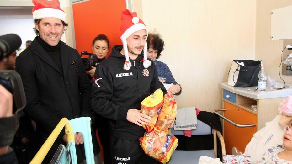 La squadra a Pediatria vestita da Babbo Natale