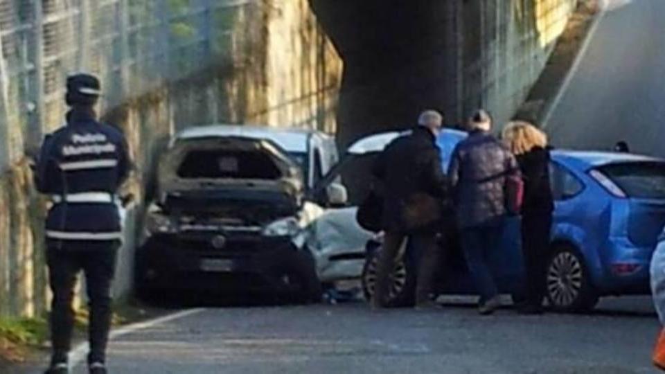 Schianto frontale tra auto al sottopasso