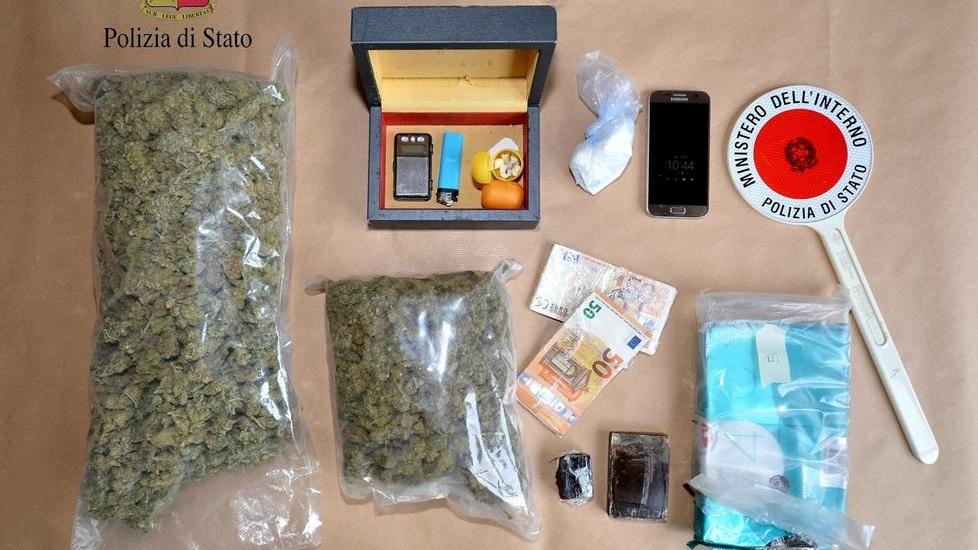 Insospettabile con 2 chili di droga in casa