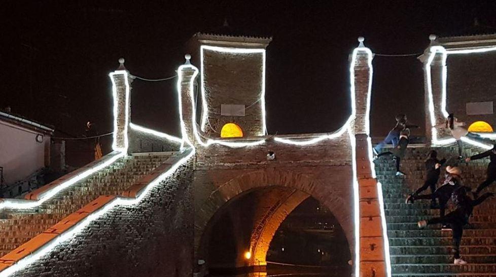 I Trepponti illuminati a festa Ma le luminarie sono storte 