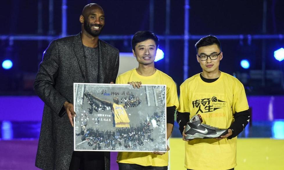 I Lakers ritirano le maglie di Bryant