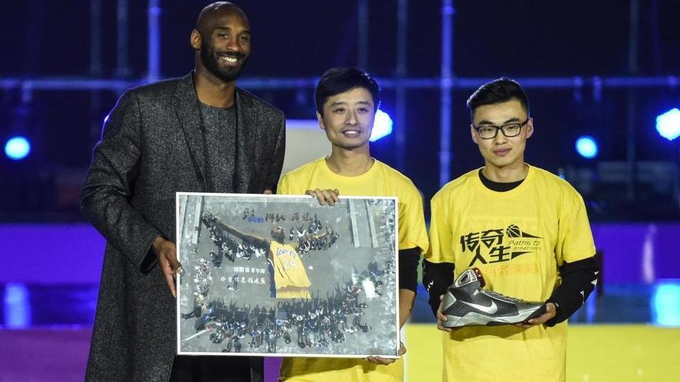I Lakers ritirano le maglie di Bryant