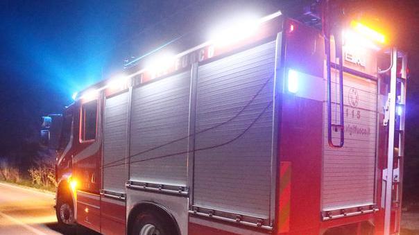 Auto va fuori strada lungo il rettilineo del borgo di Recigno