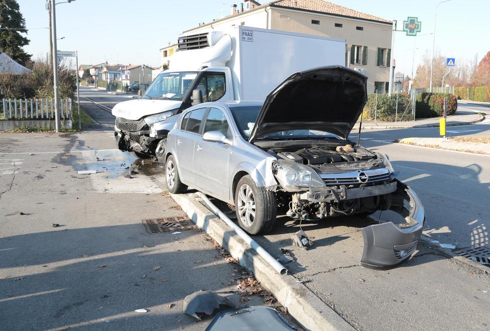 Frontale auto-furgone alla rotonda