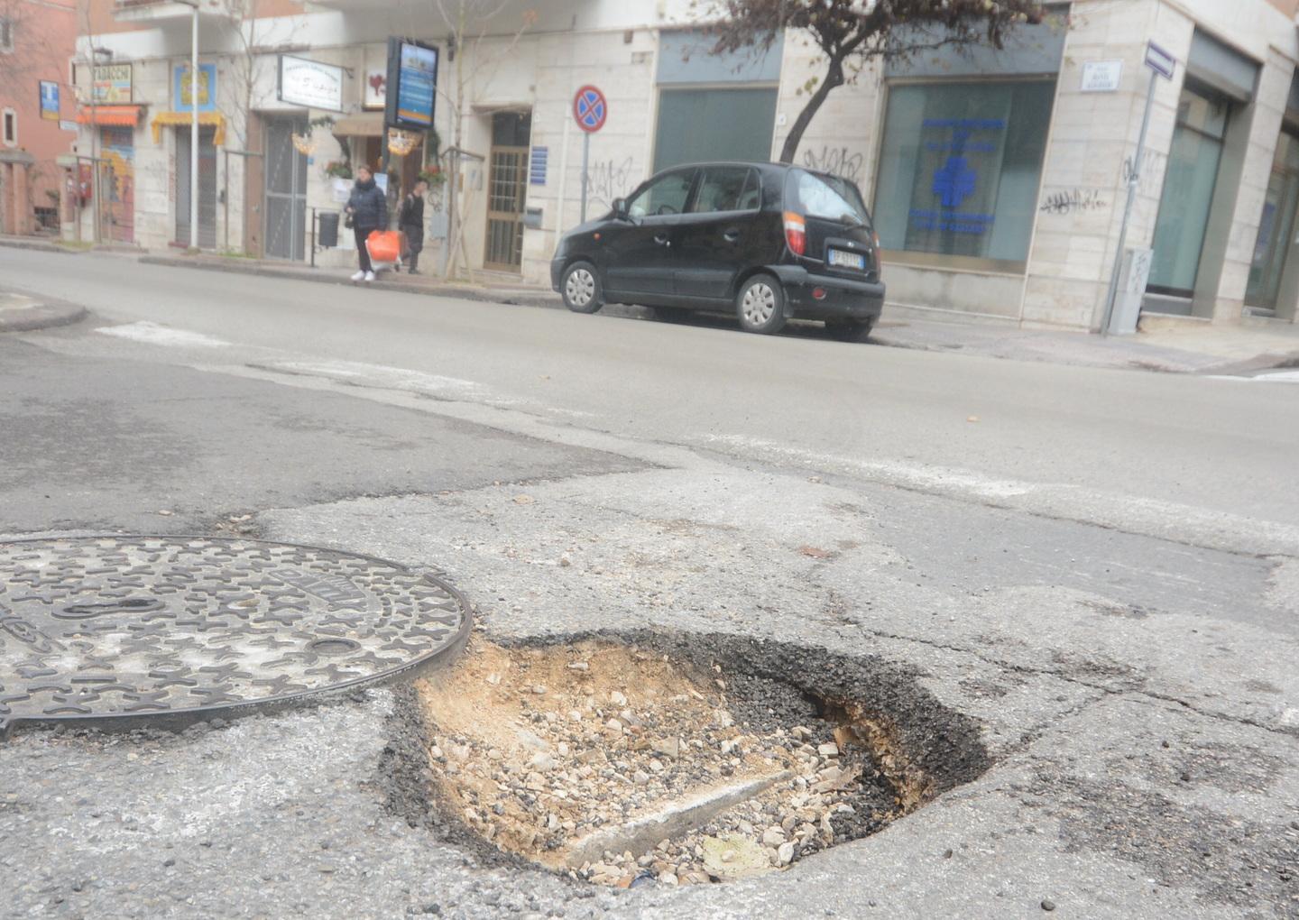 Pericolosa voragine in via Alghero