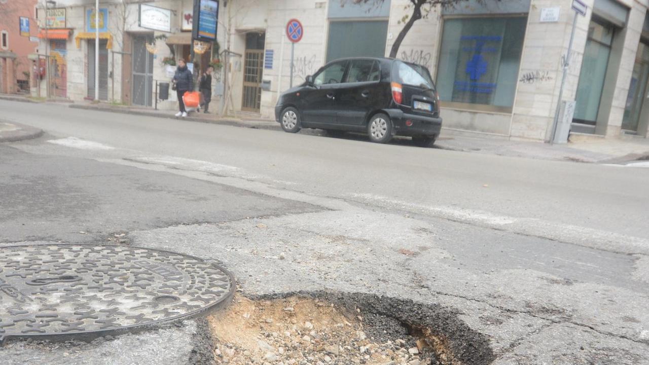 Pericolosa voragine in via Alghero