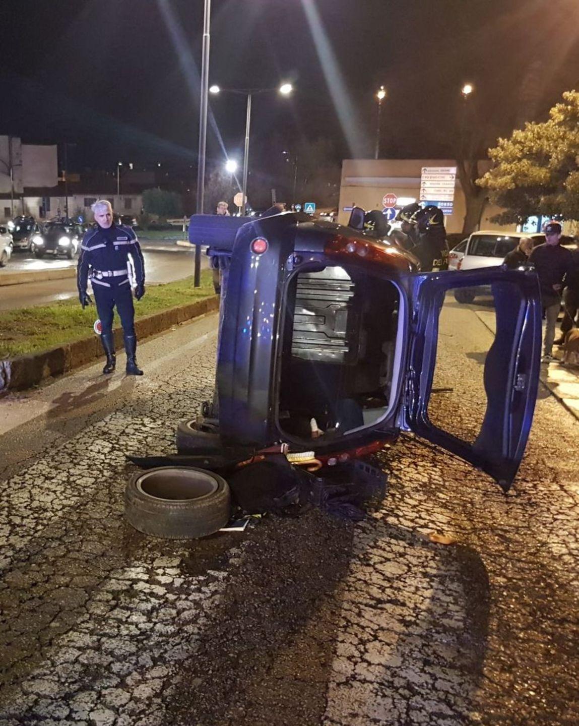 Sassari, auto senza controllo si ribalta sulle strisce