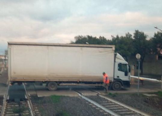 Camion si incastra, treno bloccato 