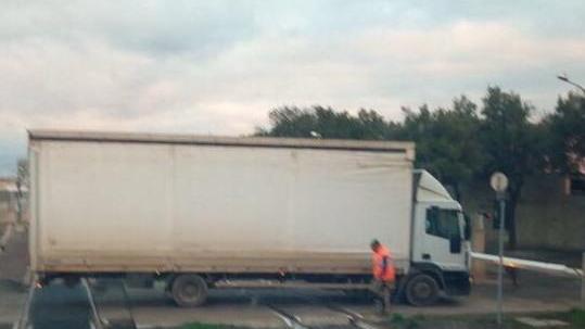 Camion si incastra, treno bloccato