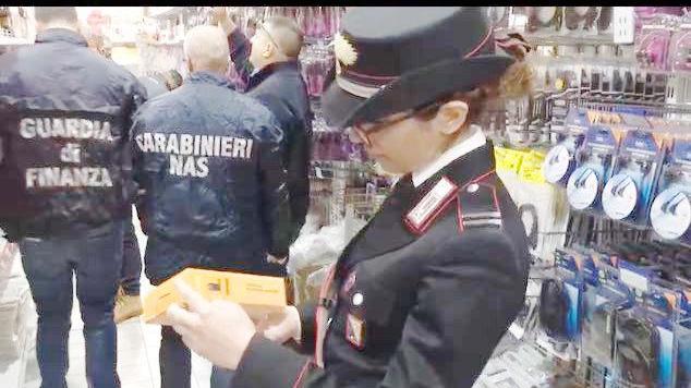 Carabinieri e finanzieri nel negozio cinese