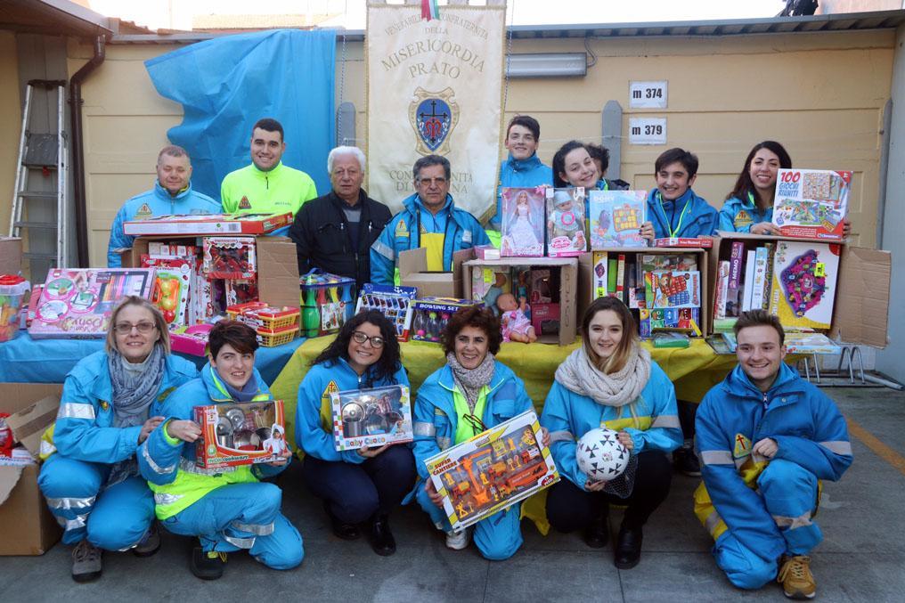 I giovani della Misericordia di Mezzana coi doni destinati ai bambini ricoverati in ospedale