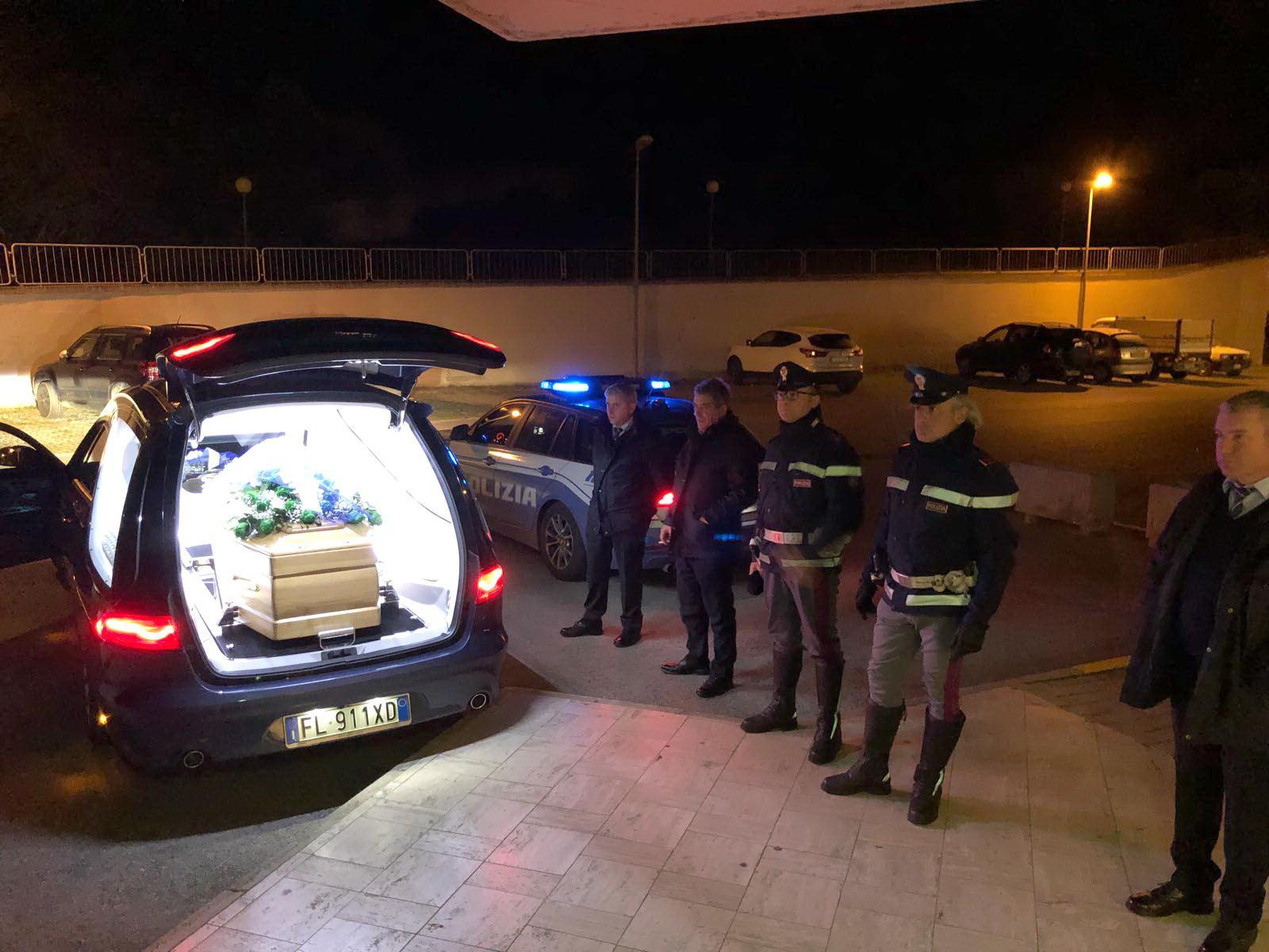 La partenza del carro funebre con il feretro dell'ex ministro Altero Matteoli 
