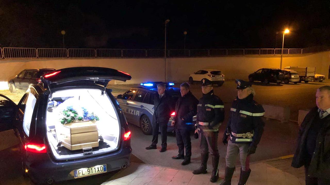 La partenza del carro funebre con il feretro dell'ex ministro Altero Matteoli
