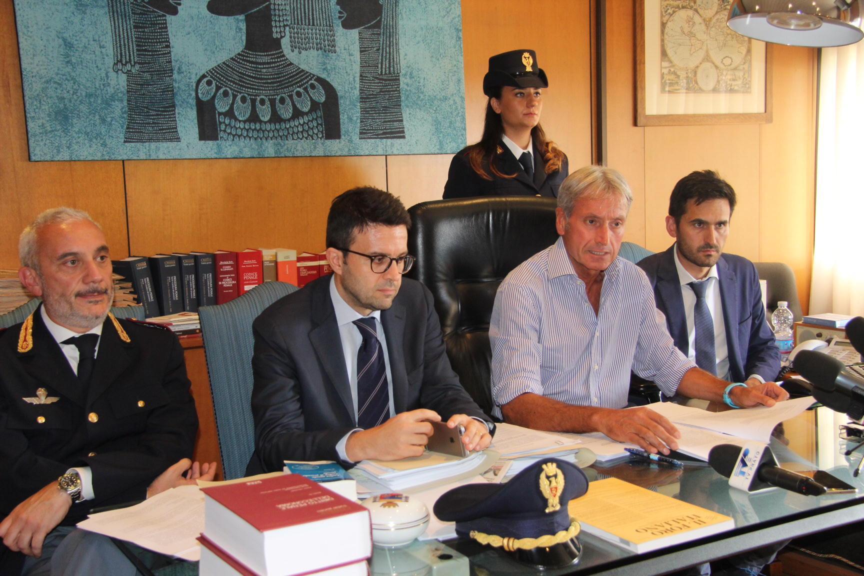 Da sinistra Nannucci (capo squadra mobile), Gestri (pm), Nicolosi (procuratore capo) e Boscagli (pm)