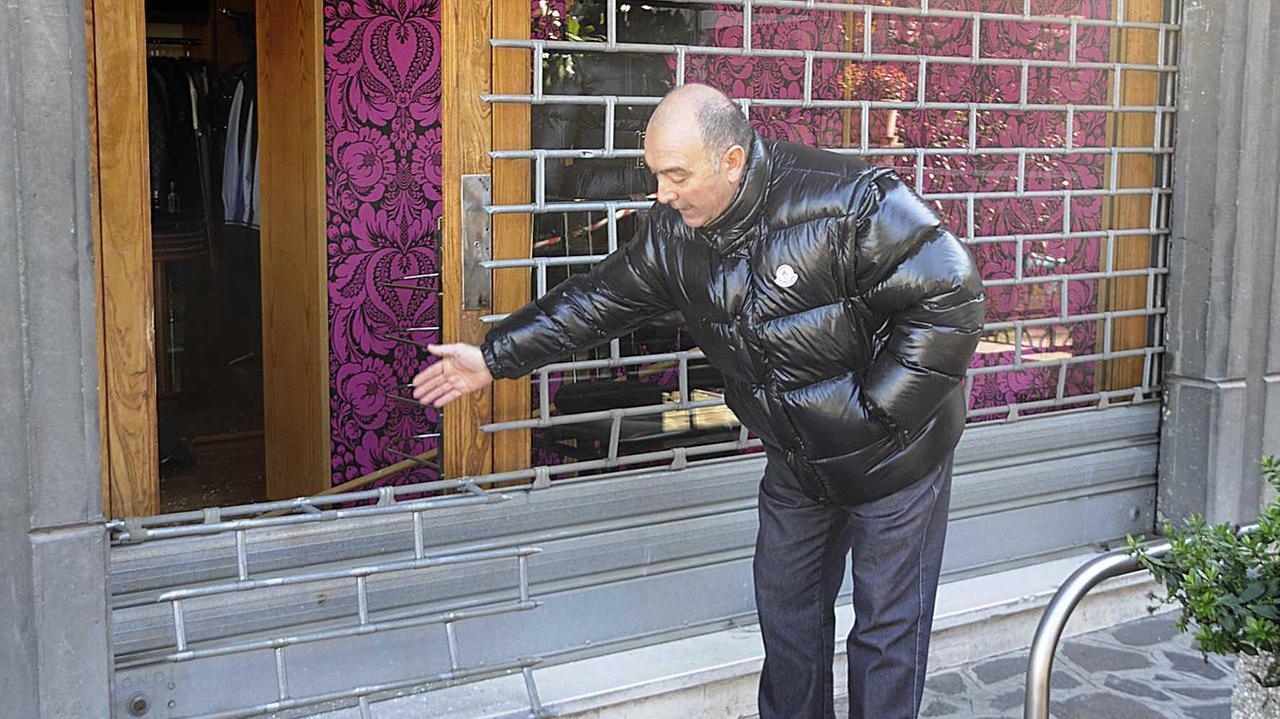 Giuliano Barbieri mostra il suo negozio dopo il furto