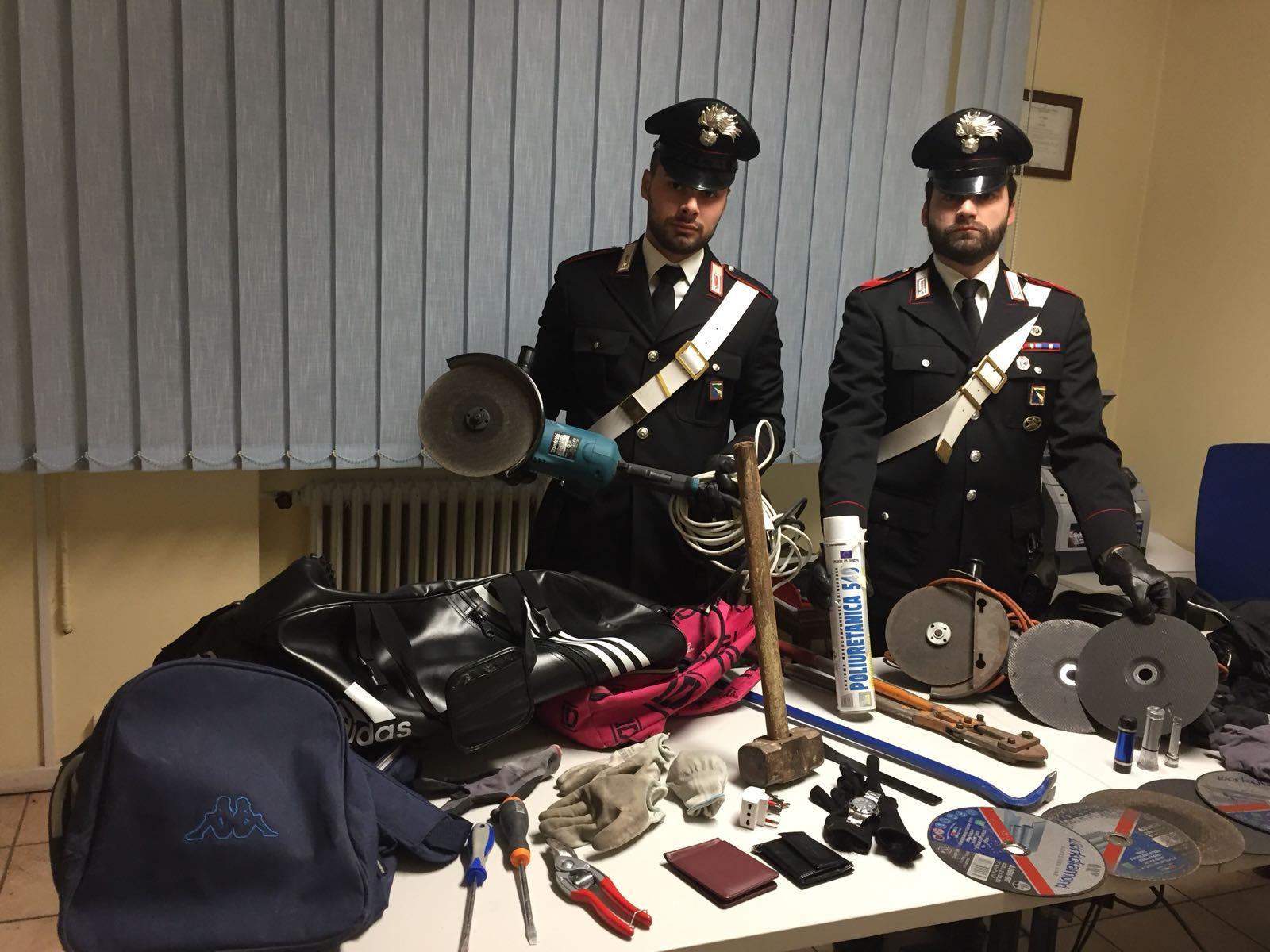 Smacco alla banda delle casserforti, banditi in fuga
