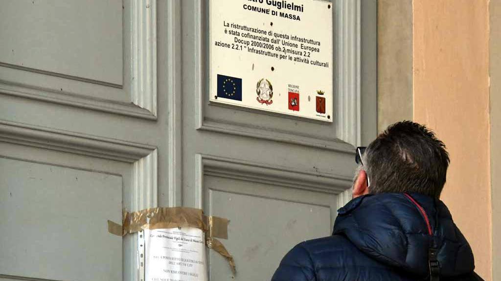 I sigilli all'ingresso del teatro Guglielmi