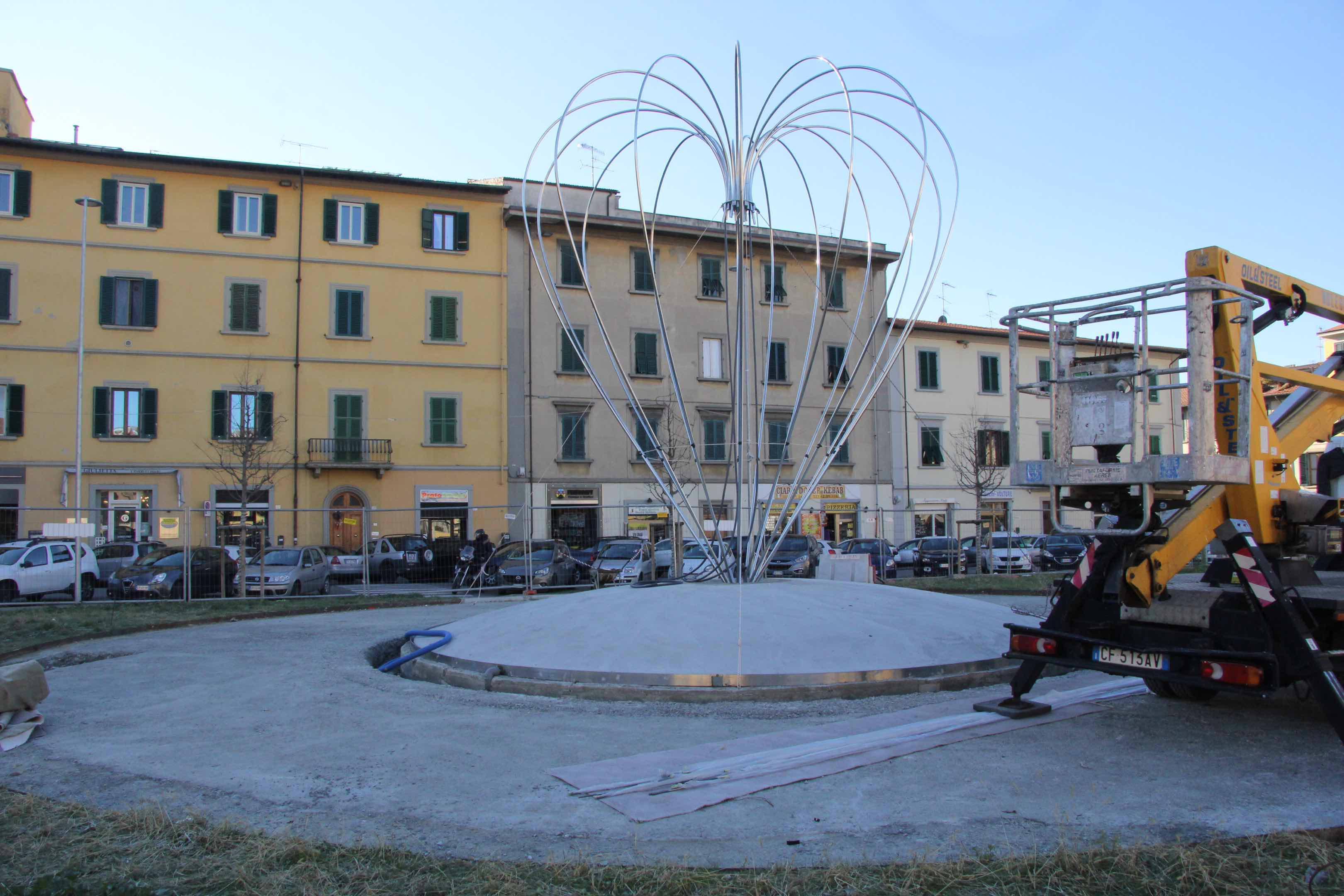 La mongolfiera di Marco Bagnoli che sta prendendo forma in piazza Ciardi (foto Batavia)