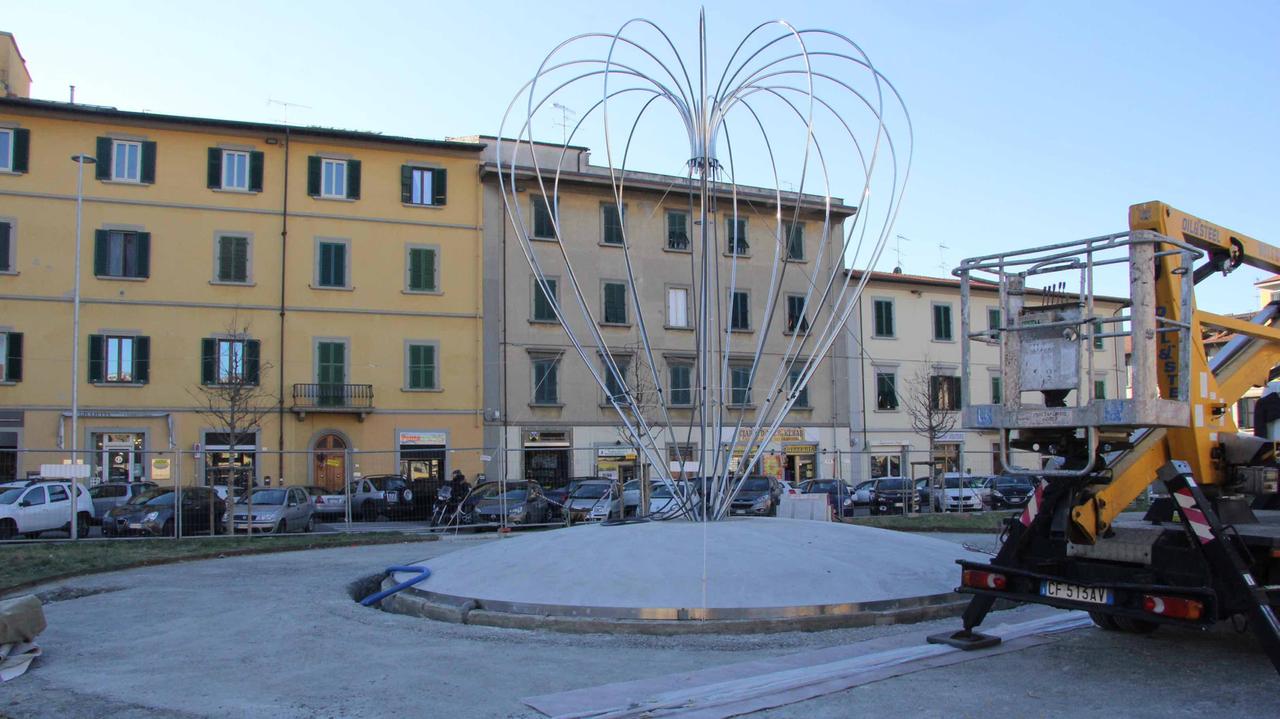 La mongolfiera di Marco Bagnoli che sta prendendo forma in piazza Ciardi (foto Batavia)