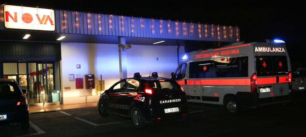 Reggio Emilia, rapinatore la ferisce alla testa con la pistola 