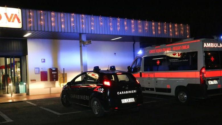 Reggio Emilia, rapinatore la ferisce alla testa con la pistola