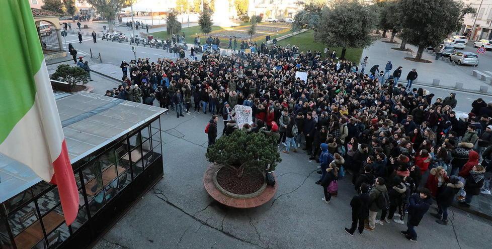 Il sit-in degli studenti sotto alla sede dell'Unione in piazza della Vittoria (Foto Agenzia Carlo Sestini)