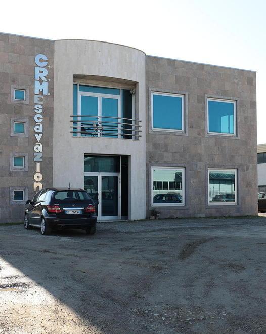 Braccio schiacciato dal macchinario, grave un operaio 