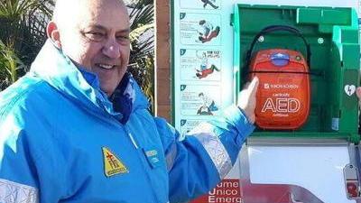 Defibrillatori: ecco il ventesimo a Marina «Bel regalo di Natale»