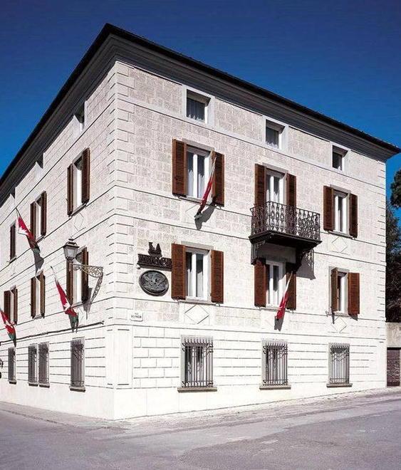 Infissi illeciti in alluminio: due condanne