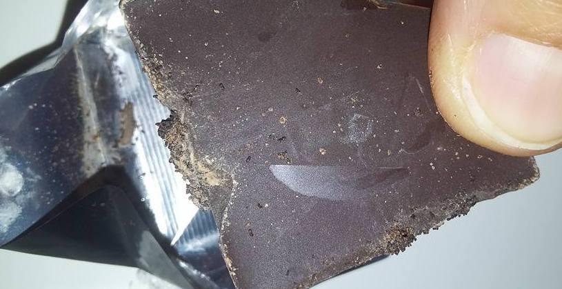 Verme nel cioccolato regalato ai bambini 