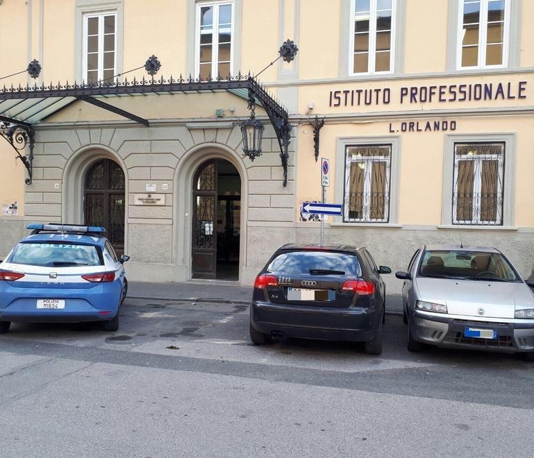 Minaccia bidella col coltello denunciato uno studente 