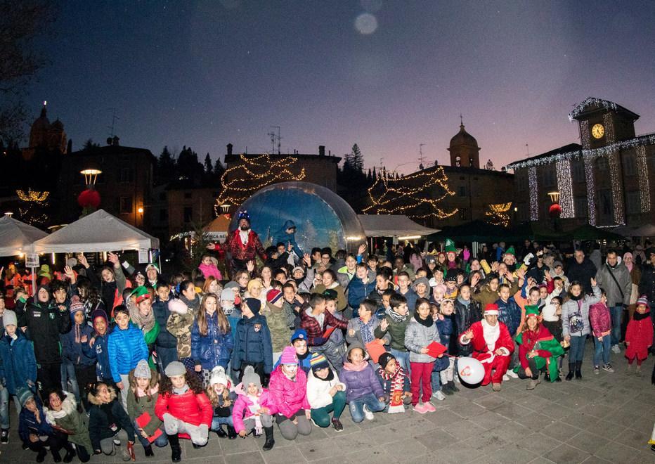 Decine di bimbi in piazza con Babele