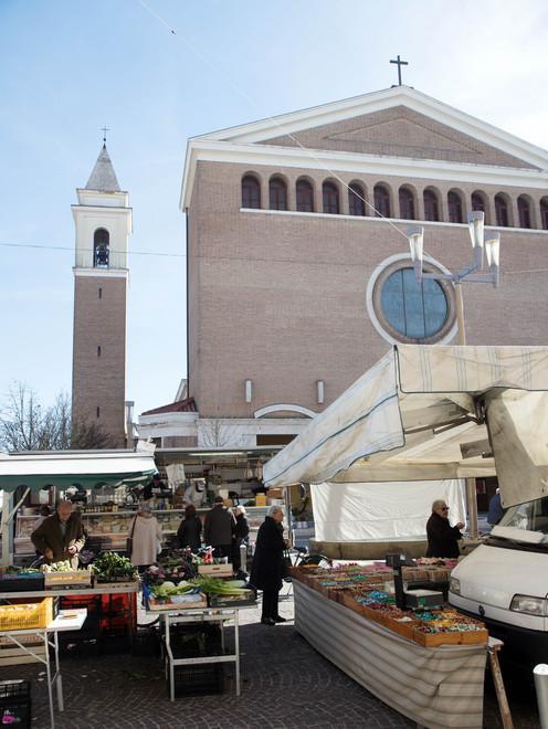 Il mercato straordinario domenica ritorna in piazza
