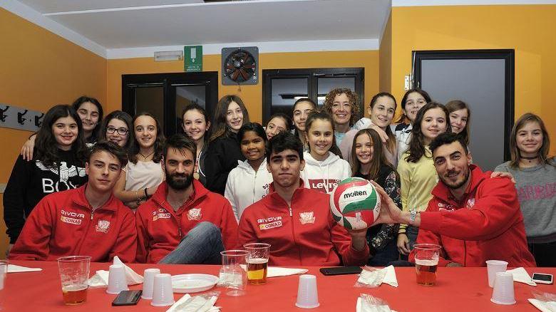 Anche la Conad Volley porta i doni ai bimbi in pediatria