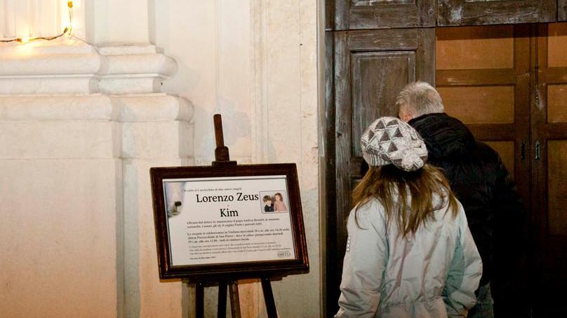 Antonella in carcere durante le esequie dei figli che ha ammesso di avere ucciso