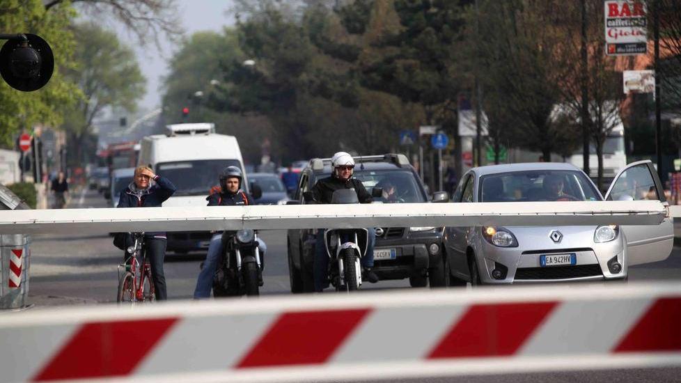Scooter contro la sbarra Passaggi a livello in tilt