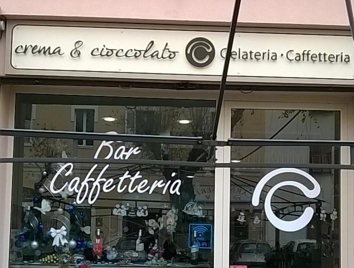 Tv accesa e chitarra acustica bar multato di duemila euro
