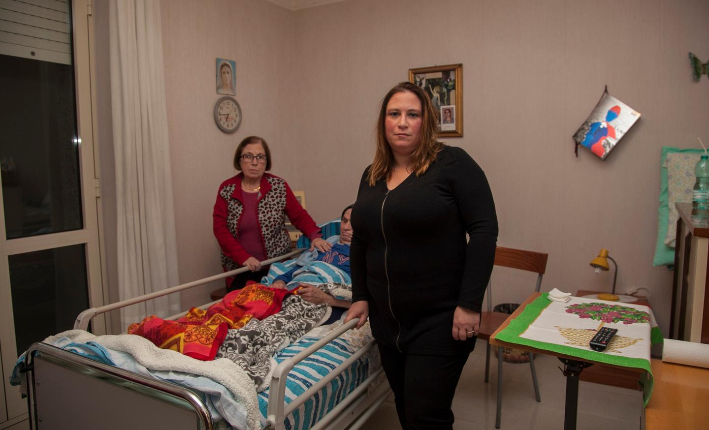 La vittima, a letto, ritratta con la moglie e la figlia