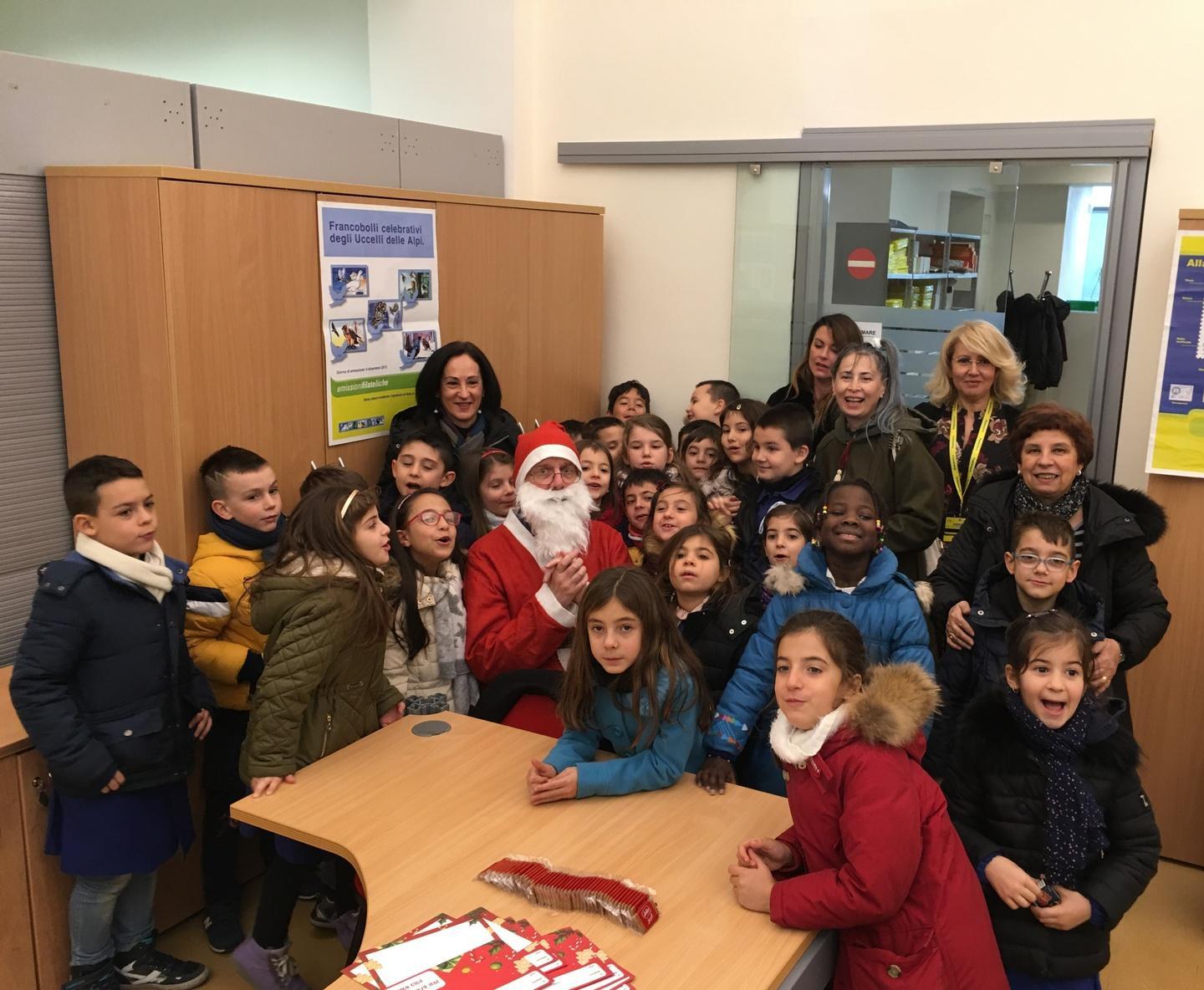 I bambini scrivono a Babbo Natale 