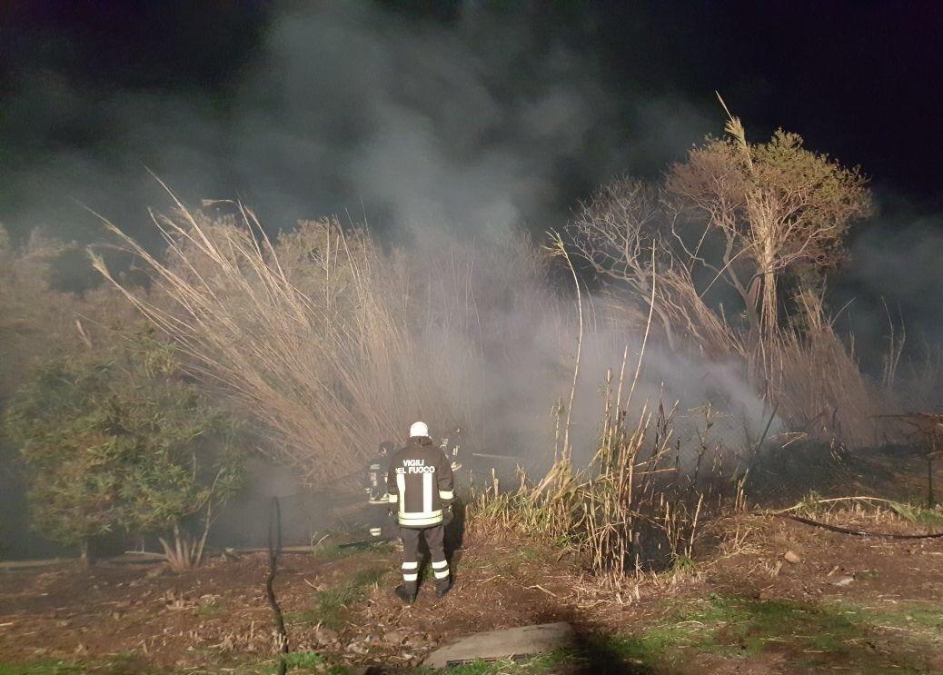 A fuoco un canneto a Vaccileddi