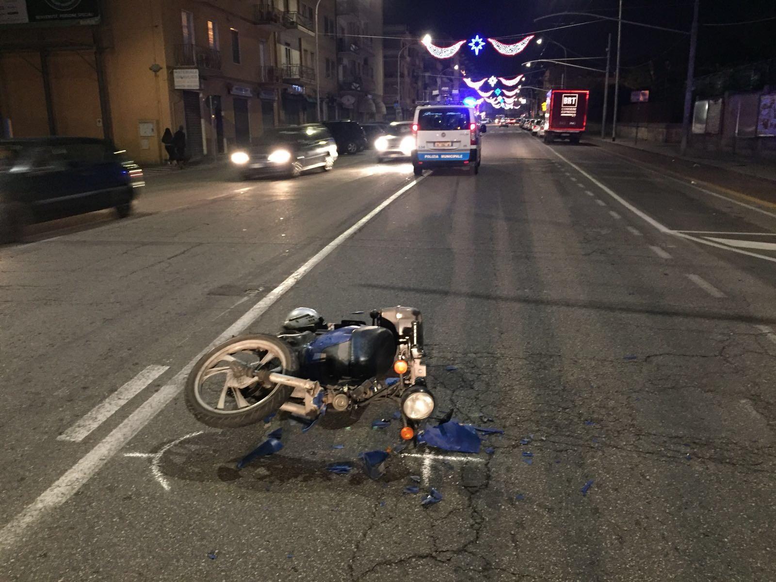 Sorpassa le auto in coda e si schianta, ferito un motociclista