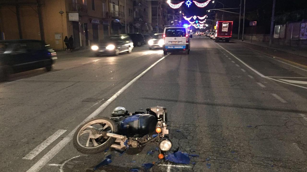 Sorpassa le auto in coda e si schianta, ferito un motociclista