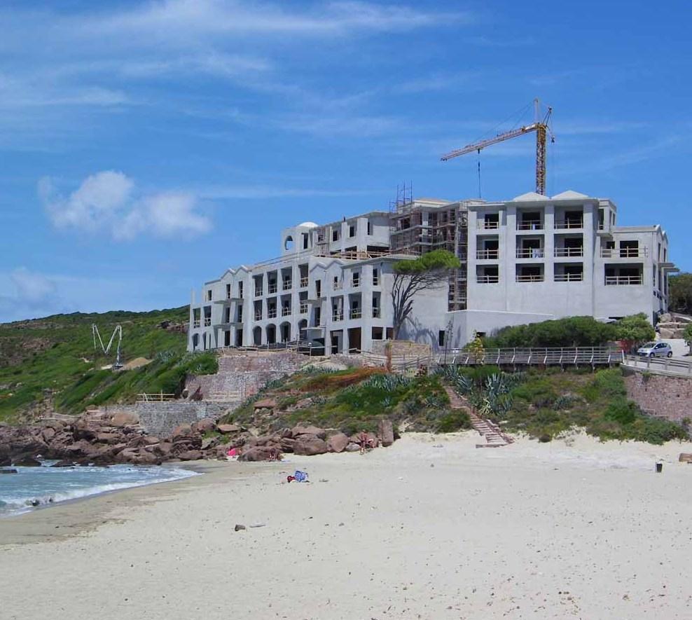 Gli ambientalisti all’attacco: «No a nuovo cemento negli hotel»