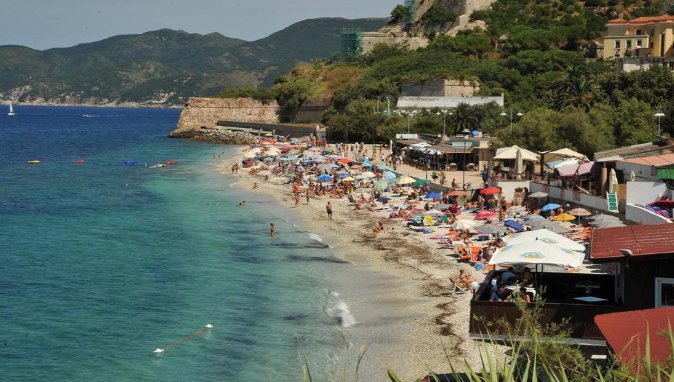 Il Comune dà la spiaggia agli hotel vicini al mare 